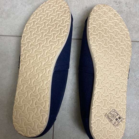 Toms size 6. Used thrice, please inspect pictures. - Picture 2 of 3